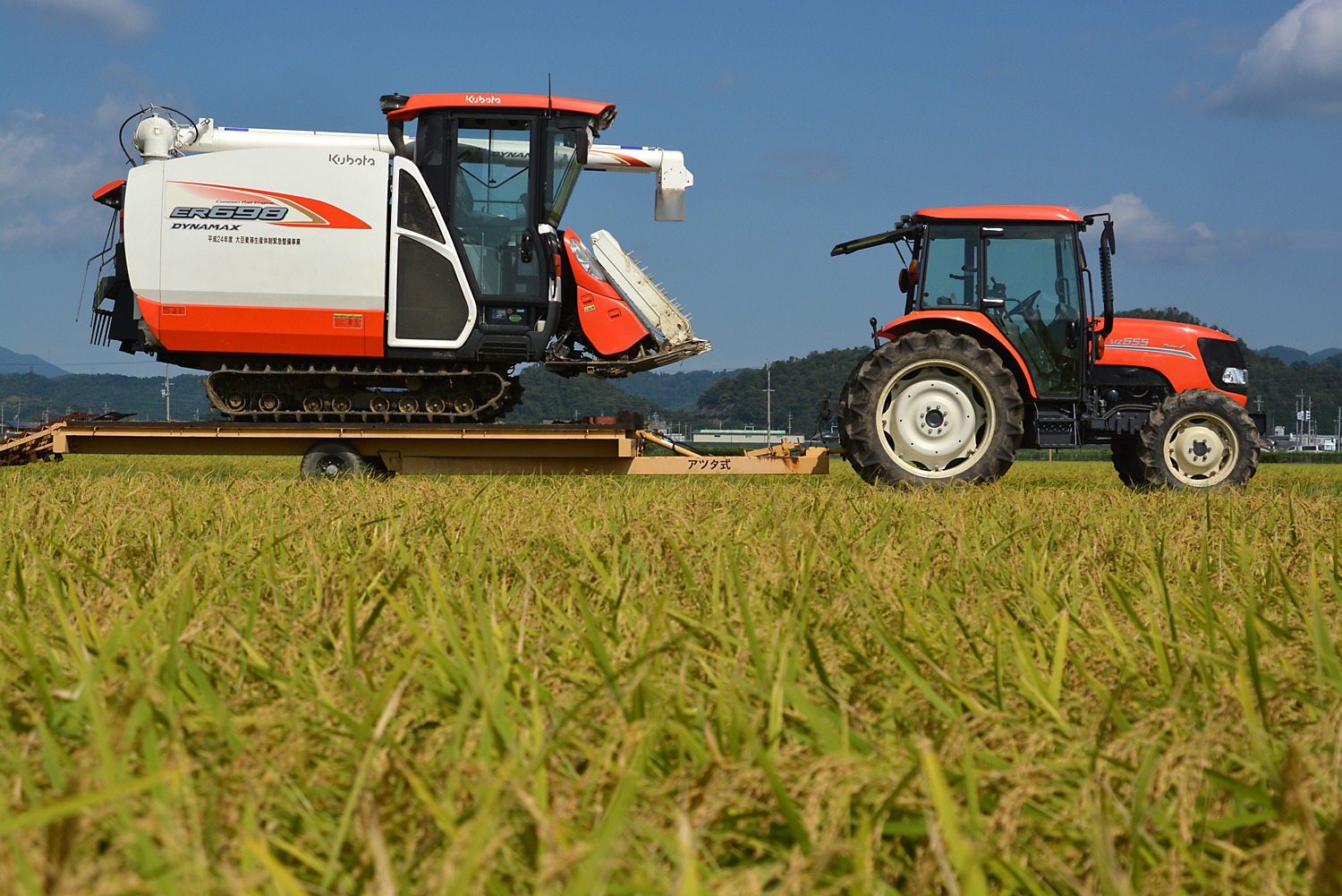 トラクターとコンバイン
